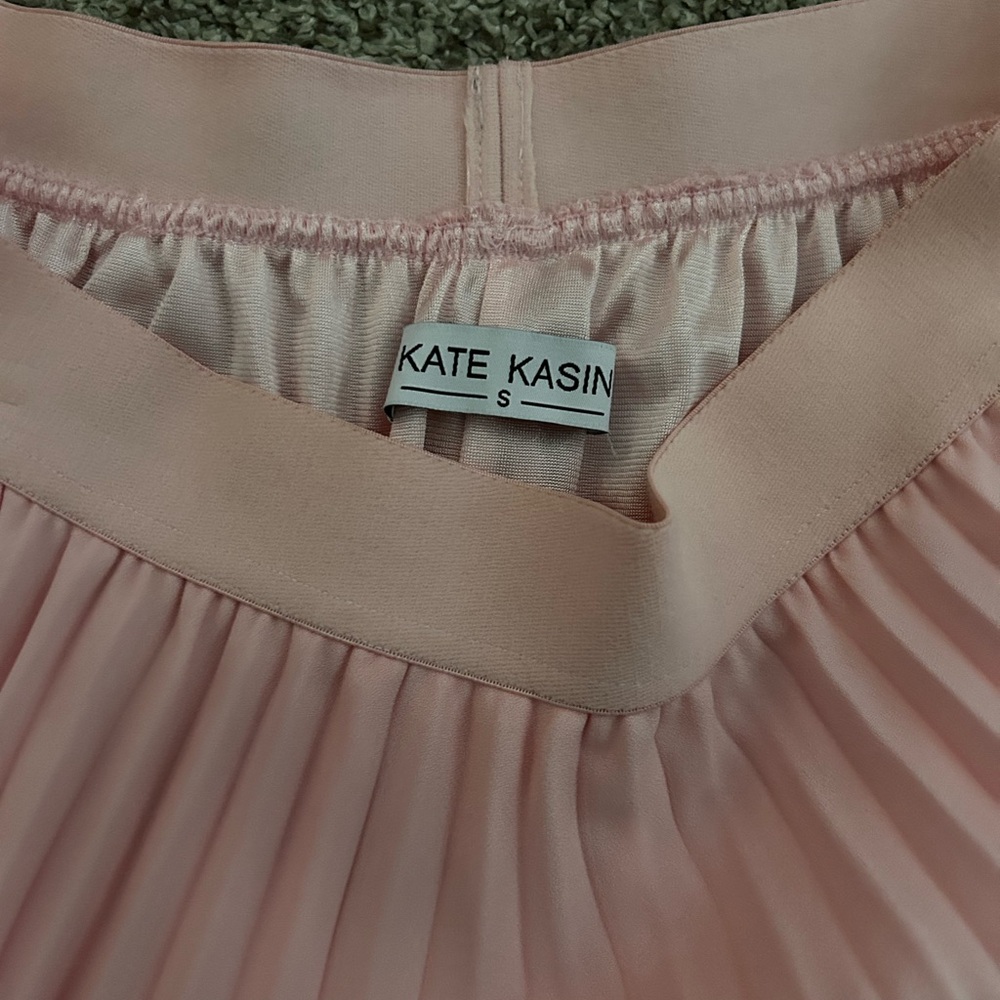 Light Pink Pleated Midi Skirt - Elegant Flowy Silhouette - Picture 3 of 4